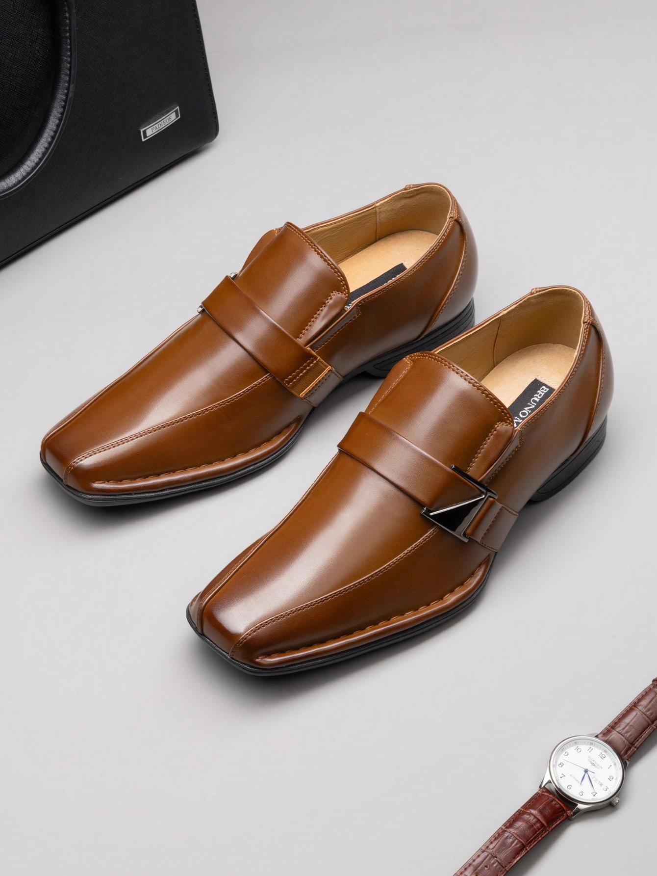 Formal Men Daily Wear Footwear - メンズ用、裏地付きのレザー製ローファー。履き心地の良いモカシンで、フォーマルな場にも適しています。クラシックなデザインで、ビジネスシーン、普段使い、社交の場、週末の集まりなど、さまざまなシーンで活躍する、紳士向けのフォーマルからカジュアルな普段履きに最適な一足です。